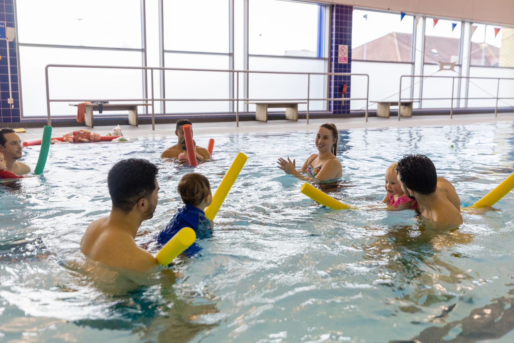 Entrenamiento de natación en alberca con grupo