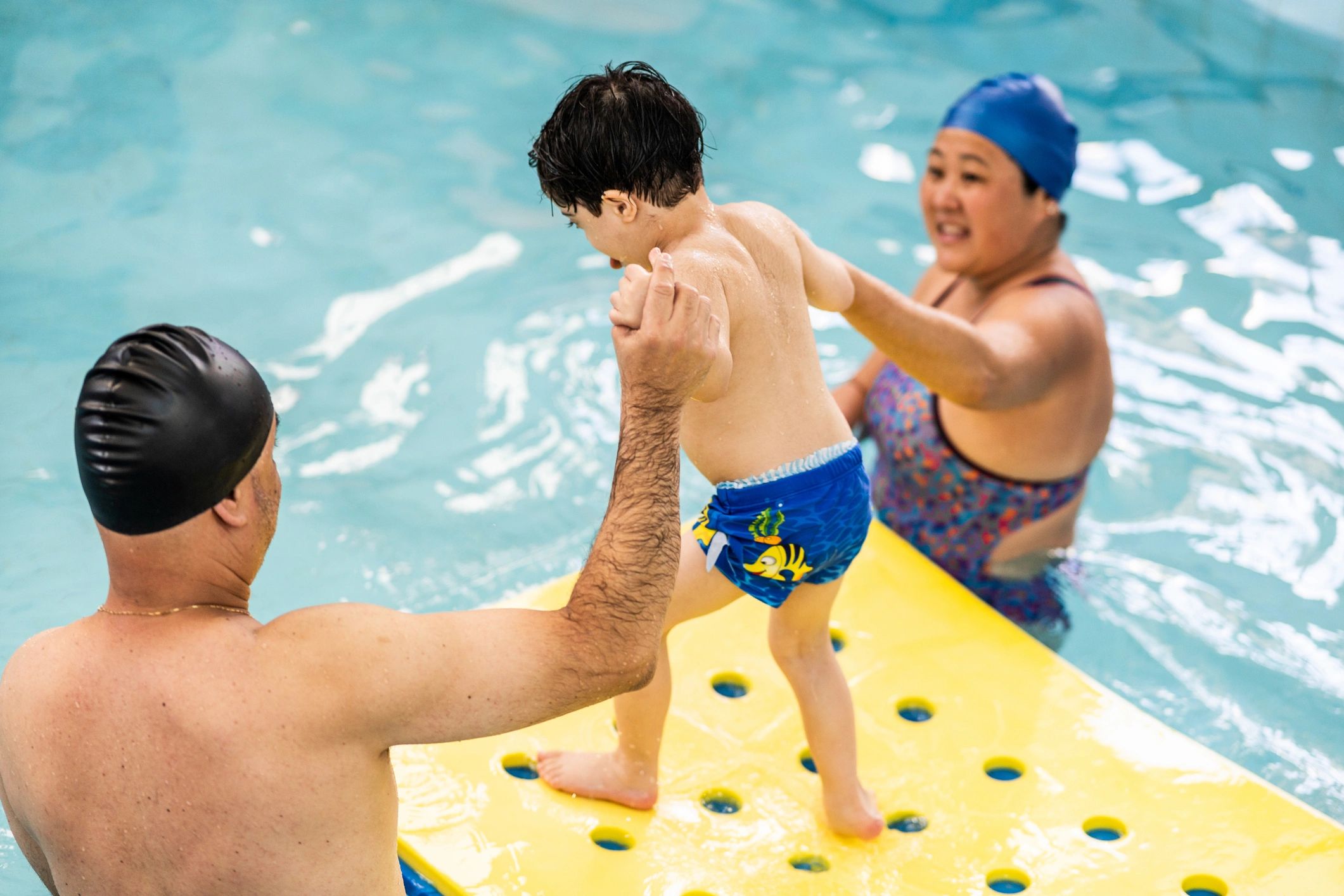 Apoyo personalizado durante clase de natación